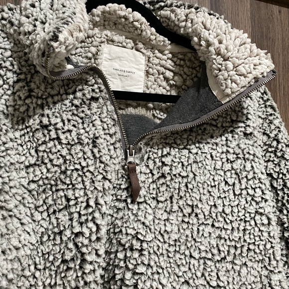 Thread and supply pullover - Picture 3 of 3